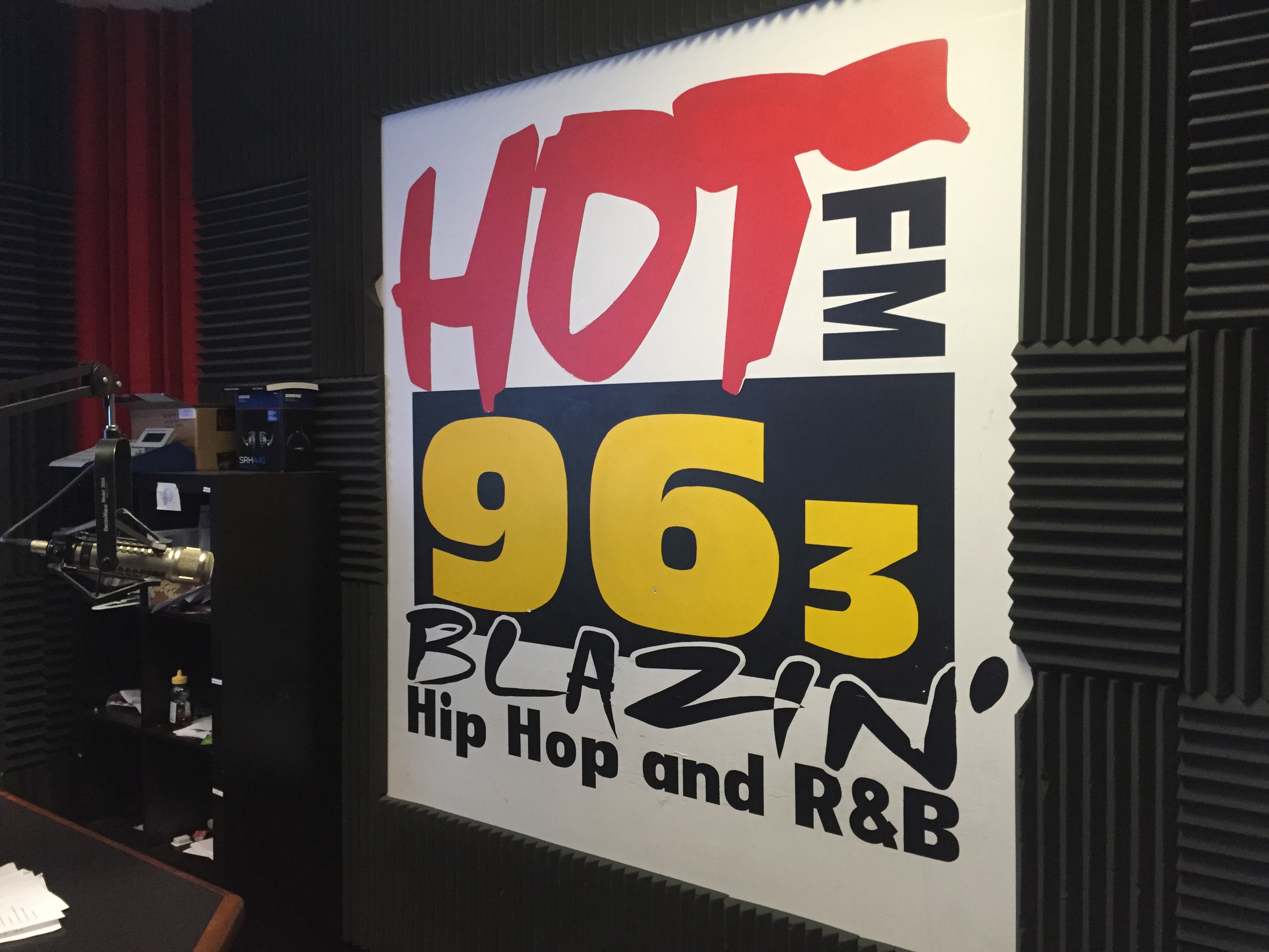 HOT 963 STUDIO LOGO