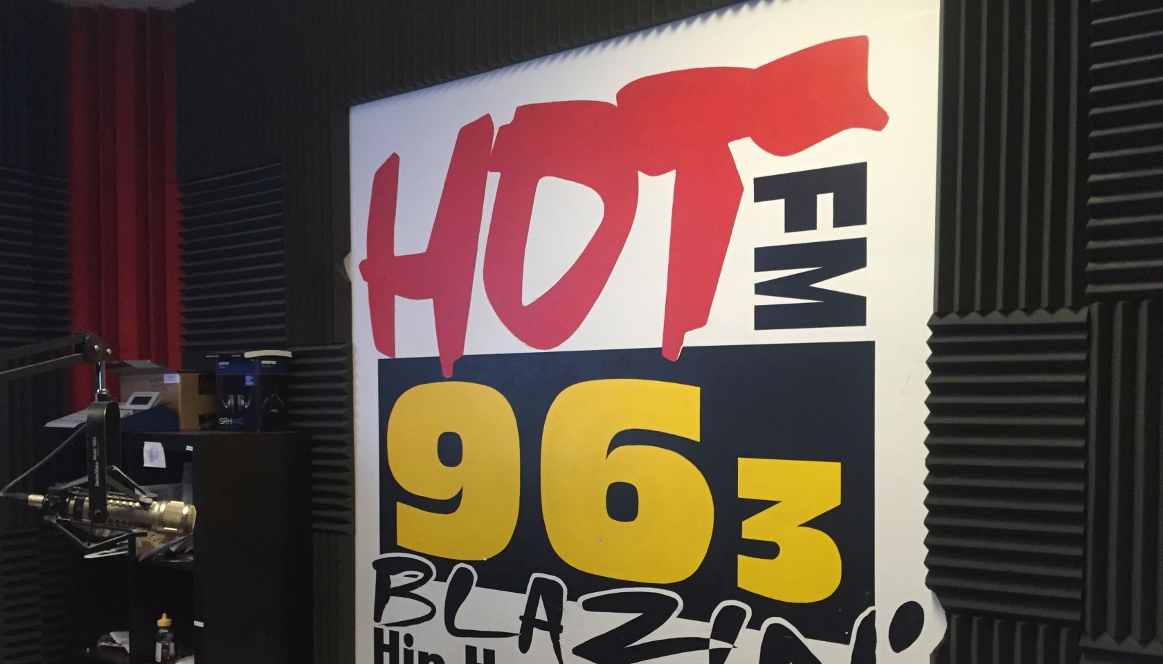 HOT 963 STUDIO LOGO